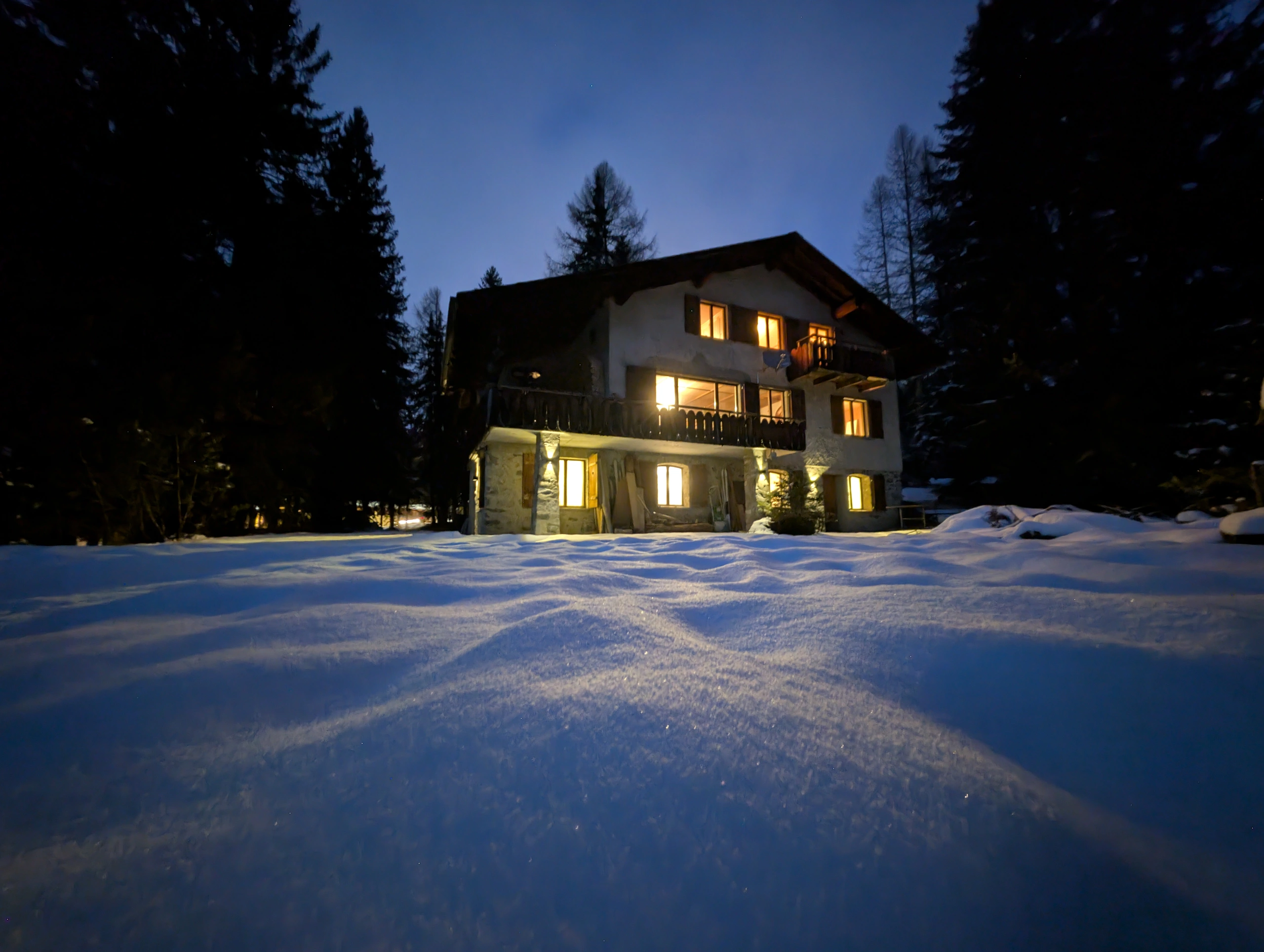 Tgesa Güzz bei Nacht – warmes Licht im Schnee